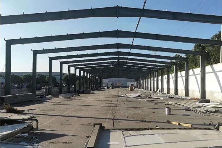 鋼屋架制作工藝不合理，取拱度過大或過?。ㄟ^大產(chǎn)生負(fù)偏差，過小易產(chǎn)生